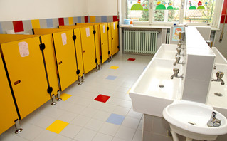 Ανάγκασαν παιδιά νηπιαγωγείου να μιμηθούν σεξουαλικές πράξεις στην τουαλέτα σχολείου