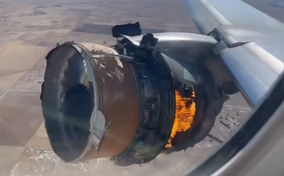 Τρόμος στον αέρα: Αεροπλάνο έπιασε φωτιά μετά την απογείωση –  Συντρίμμια έπεσαν στην πόλη