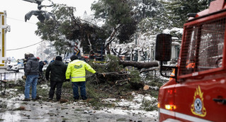 Η επόμενη μέρα του χιονιά στην Αττική: Ολικός παγετός, χωρίς ρεύμα και νερό χιλιάδες νοικοκυριά – Στη μάχη Στρατός, ΕΜΑΚ και ΔΕΔΔΗΕ