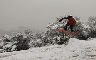 Εικόνες που δεν έχουμε ξαναδεί: Έκαναν snowboard στον χιονισμένο Φιλοπάππου