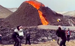 Παίζουν βόλεϊ και δίπλα τους τρέχει η λάβα από το ηφαίστειο στην Ισλανδία