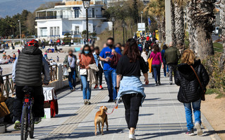 Αθηνά Λινού: Τι προτείνει για τα μέτρα σε πάρκα και παραλίες