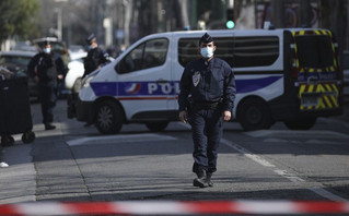 Συναγερμός στη Γαλλία για επίθεση με μαχαίρι κατά αστυνομικού