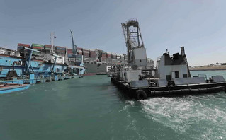 Διώρυγα Σουέζ: Στη σωστή κατεύθυνση επανέρχεται το πλοίο «Ever Given», περιμένουν τώρα να ανέβουν τα νερά