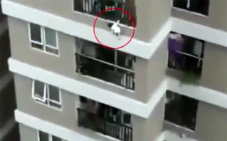 Σοκαριστικό βίντεο: Παιδί 2 ετών πέφτει από τον 12ο όροφο και το σώζει ντελιβεράς