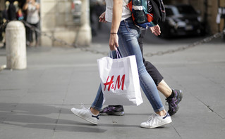 H&M: Ο λόγος που δέχεται μποϊκοτάζ από την Κίνα