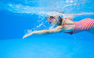 Νέα υπόθεση σεξουαλικής κακοποίησης στον ελληνικό αθλητισμό: Ανήλικες αθλήτριες κατήγγειλαν παράγοντα της κολύμβησης