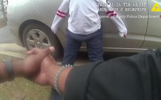 Εξοργιστικό βίντεο με αστυνομικούς που περνούν χειροπέδες σε 5χρονο που ουρλιάζει