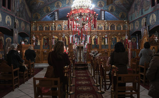 Πιστοί χωρίς μάσκες σε εκκλησία στην Κοζάνη έτρεχαν να ξεφύγουν από την αστυνομία