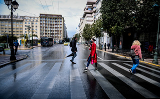 Πολίτες με μάσκα σε διάβαση πεζών Πολίτες με μάσκα σε διάβαση πεζών
