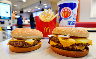 Το βίντεο εργαζόμενου σε McDonald’s που λέει ότι δίνει σε πελάτες «μισοφαγωμένα» μπέργκερ