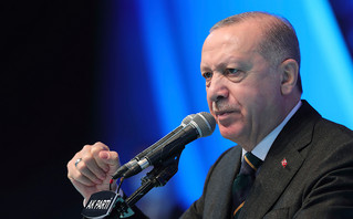 Σούκρι στο Bloomberg για Τουρκία: Χρειάζεται πολλή δουλειά για να αποκατασταθούν οι σχέσεις μας