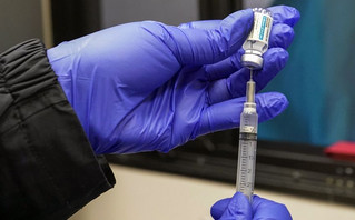 Μια δόση εμβολίου Covid-19 μειώνει σχεδόν στο μισό τον κίνδυνο μετάδοσης του κορονοϊού μέσα στο σπίτι