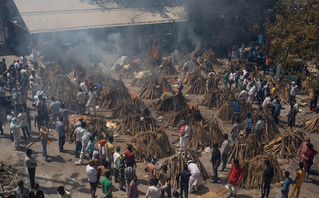 Τραγικές εικόνες στην Ινδία, πτώματα αποτεφρώνονται μαζικά σε αυτοσχέδιες εγκαταστάσεις