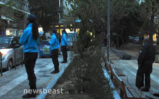Εικόνες από την «περικυκλωμένη» με αστυνομικούς πλατεία Βαρνάβα για την αποφυγή «κορονοπάρτι»
