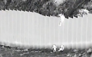 Σοκαριστικές εικόνες: Διακινητής πετάει δύο κοριτσάκια από τοίχο στα σύνορα ΗΠΑ – Μεξικού