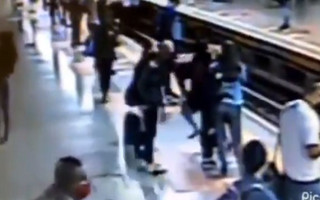 Η τρομακτική στιγμή που άγνωστος προσπαθεί να ρίξει γυναίκα στις ράγες και το μετρό έρχεται