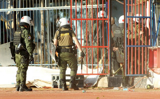 Χαμός στη Θεσσαλονίκη: Χούλιγκαν μπήκαν στο γήπεδο και έδειραν ποδοσφαιριστές