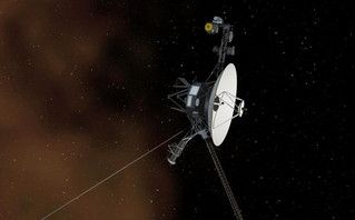 Έτσι «ακούγεται» το διάστημα: Το Voyager 1 της NASA έπιασε για πρώτη φορά τον απόκοσμο μόνιμο βόμβο του
