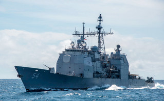 Αναστάτωση στα Στενά του Χορμούζ: Προειδοποιητικά πυρά πολεμικού πλοίου των ΗΠΑ κατά ιρανικών σκαφών