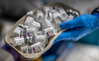 Φιαλίδια με εμβόλια της Astrazeneca Φιαλίδια με εμβόλια της Astrazeneca