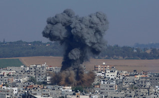 Λωρίδα της Γάζας: Ισραηλινοί πύραυλοι ισοπέδωσαν πολυκατοικία 13 ορόφων