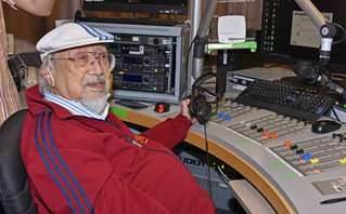 Έκανε 51 χρόνια ραδιοφωνική εκπομπή &#8211; Ο 96χρονος DJ αποχαιρέτησε τους ακροατές του