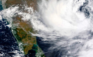 Νέος ισχυρός κυκλώνας πλησιάζει απειλητικά την Ινδία
