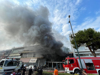 Πυρκαγιά σε κατάστημα στην κεντρική λεωφόρο της Αργυρούπολης