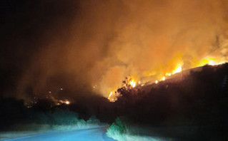 Μεγάλη φωτιά στο Σχίνο Κορινθίας: Εκκενώθηκαν προληπτικά δυο οικισμοί- Καίγονται σπίτια