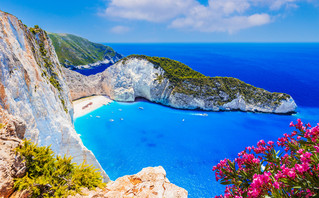 Travel+Leisure: Το Ναυάγιο στη Ζάκυνθο ανάμεσα στις κορυφαίες παραλίες του κόσμου με λευκή αμμουδιά