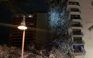 Κατέρρευσε τμήμα πολυώροφου κτιρίου στο Μαϊάμι Μπιτς, φόβοι για νεκρούς και εγκλωβισμένους