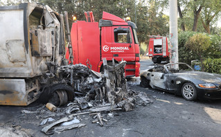 Απίστευτο τροχαίο στο Καβούρι: Απορριμματοφόρο συγκρούστηκε με ταξί &#8211; Εκρήξεις και φωτιά