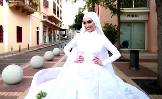 Μια θλιμμένη επέτειος γάμου για τη νύφη που έζησε την καταστροφική έκρηξη της Βηρυτού