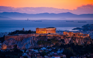 Η Ακρόπολη με φόντο τη θάλασσα