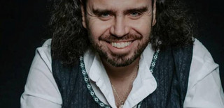 Ο Έλληνας μουσικός που κέρδισε την πρώτη θέση στο διεθνές φεστιβάλ «Χρυσή Φωνή της Βαϊκάλης»