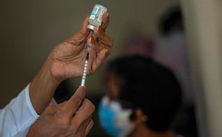 Υποχρεωτικοί εμβολιασμοί: Έρχεται νομοθετική ρύθμιση – Αναστολή μισθού και ενσήμων στους ανεμβολίαστους