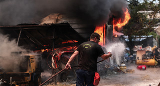 Φωτιά στη Σταμάτα: Σε ύφεση η πυρκαγιά που έκαψε σπίτια και αυτοκίνητα &#8211; Προσαγωγή 4 υπόπτων