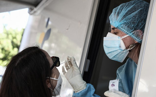Τεστ κορονοϊού σε πολίτη Τεστ κορονοϊού σε πολίτη
