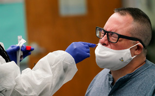 Προειδοποίηση FDA για τα self test: Μην τα χρησιμοποιείτε στον λαιμό αντί για τη μύτη