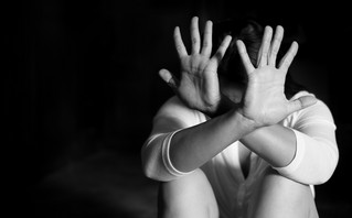 Κακοποιημένη γυναίκα που προσπαθεί να προστατεύσει τον εαυτό της Κακοποιημένη γυναίκα που προσπαθεί να προστατεύσει τον εαυτό της