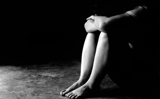 Γυναίκα που έχει πιάσει τα πόδια της και κλαίει Γυναίκα που έχει πιάσει τα πόδια της και κλαίει