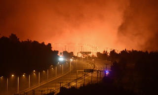 Δραματική πύρινη νύχτα: Πέρασαν την Εθνική Οδό οι φλόγες στη Μαλακάσα &#8211; Ώρες αγωνίας για την Πάρνηθα &#8211; Απεγκλωβισμοί με φέρι μπoτ στην Εύβοια
