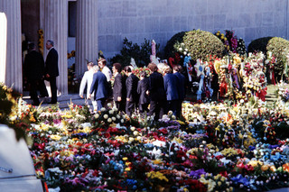 Is King Elvis alive?  These are the most popular conspiracy theories about his death