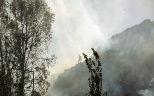 Μαίνεται η φωτιά στη Ρόδο: Δύσκολο το βράδυ για τους κατοίκους &#8211; Άρχισαν τις ρίψεις νερού τα πυροσβεστικά αεροσκάφη