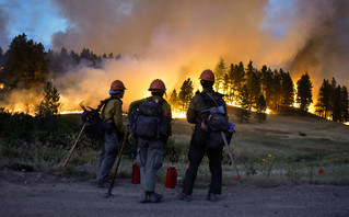 Η φωτιά Ντίξι καταπίνει δάση και σπίτια στις ΗΠΑ