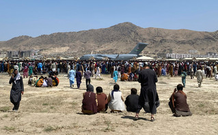Ταλιμπάν: Επιμένουν πως βοηθούν στις απομακρύνσεις ξένων από το αεροδρόμιο της Καμπούλ