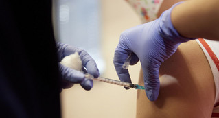 Κορονοϊός: Οι παρενέργειες της τρίτης δόσης του εμβολίου &#8211; «Είναι όλες γνωστές, με μία εξαίρεση»
