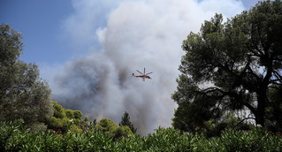 Φωτιά στη Βαρυμπόμπη: Η πύρινη λαίλαπα καίει στους πρόποδες της Πάρνηθας &#8211; Συναγερμός και μήνυμα από το 112