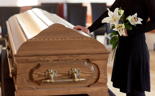 Γαλλία: Πήγαινε σε κηδείες και έκλεβε τα κοσμήματα των νεκρών